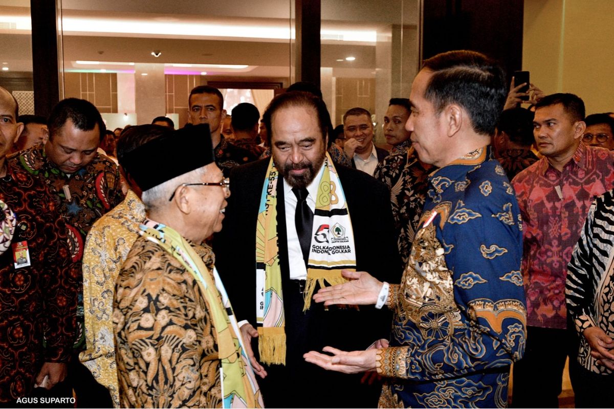 Presiden Joko Widodo berinteraksi dengan Ketua Umum Partai Nasdem Surya Paloh di acara Golkar, Rabu (6/11/2019).