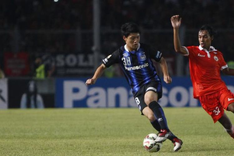 Pemain Persija Jakarta, Novri Setiawan (kanan), coba menghadang pemain Gamba Osaka, Ritsu Doan, dalam pertandingan persahabatan di Stadion Utama Gelora Bung Karno, Senayan, Jakarta, Sabtu (24/1/2014). Persija harus menelan pil pahit setelah dikalahkan klub asal Jepang tersebut dengan skor 4-0. 