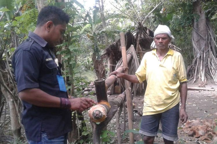 Proses memasak nira untuk menjadi moke di Desa Nele Urung, Kecamatan Nele, Kabupaten Sikka, Pulau Flores, Nusa Tenggara Timur (NTT), Kamis (16/5/2019).