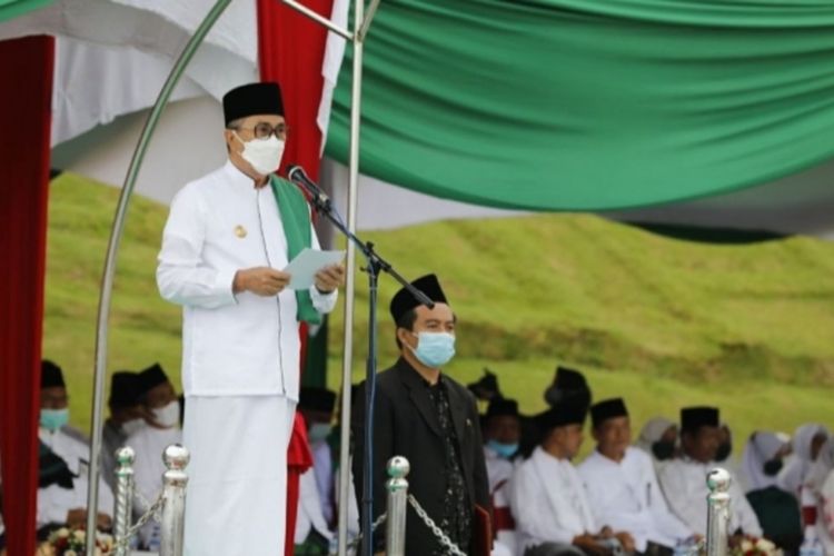 Gubernur Riau Syamsuar memberikan pengarahan pada upacara peringatan Hari Santri Nasional 2021, di Kabupaten Pelalawan, Riau, Jumat (22/10/2021).