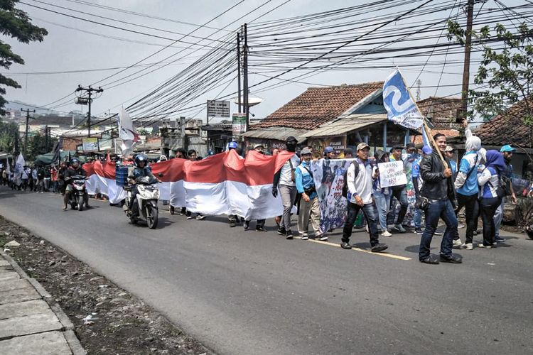Ribuan buruh mendesak DPRD Bandung Barat tolak kenaikan BBM.