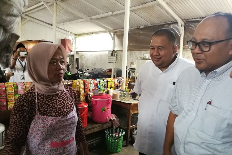 Deputi Komisioner Manajemen Strategis dan Logistik OJK Anto Prabowo (kanan) bersama Direktur Hubungan Masyarakat OJK Hari Tangguh Wibowo berbincang dengan seorang nasabah Bank Wakaf Mikro Almuna Berkah Mandiri, Muryani di Krapyak Yogyakarta, Sabtu (5/5/2018).