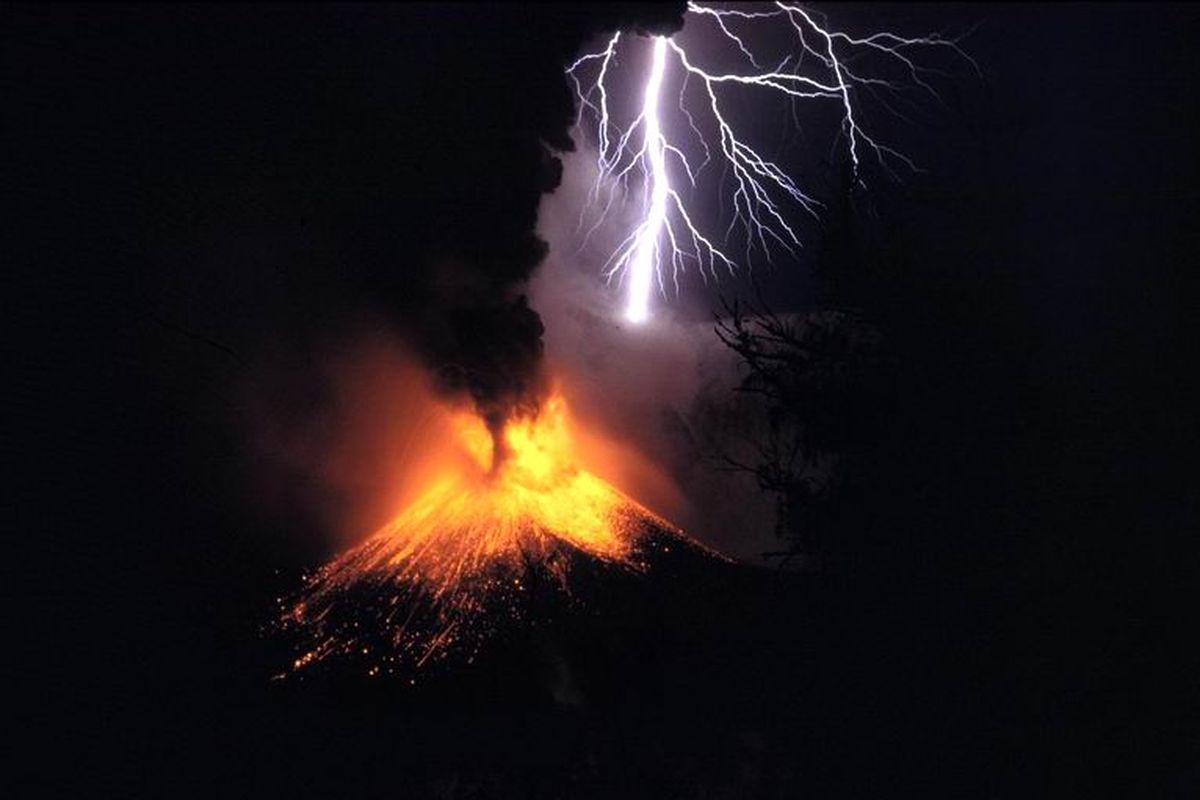 Ilustrasi kilat petir vulkanik saat gunung api meletus atau erupsi. Gunung Rinjani saat erupsi pada tahun 1994.