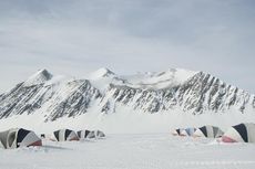 Dua Srikandi Indonesia Kibarkan Merah Putih di Puncak Antartika