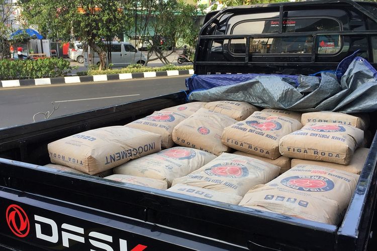 Bak DFSK Super Cab diisi sak semen dengan total berat 1 ton lebih