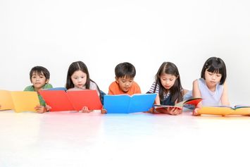 Pentingnya Mengenalkan Buku Sejak Dini untuk Meningkatkan Kecerdasan Anak