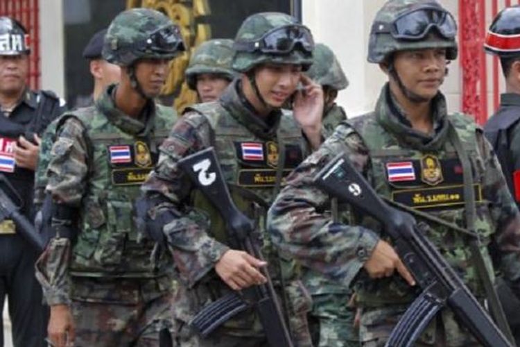 Tentara Thailand berpatroli di Bangkok (18/6). 