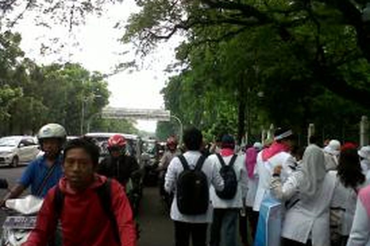 Demonstrasi Dokter, Lewat Jalan Merdeka Utara

Ratusan dokter berjalan menuju gedung Mahkamah Agung di Jalan Medan Merdeka Utara, Jakarta, Rabu (27/11/2013).Kompas.com/Ummi Hadyah Saleh