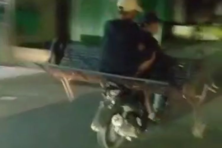 Foto: Tangkapan layar video terduga pelaku pencurian kursi taman viral di Media Sosial.  