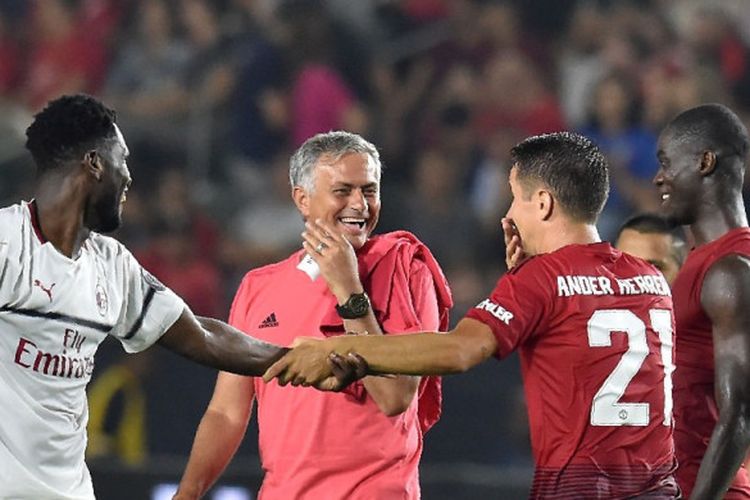 Pelatih Manchester United, Jose Mourinho (tengah), tertawa kepada gelandang Ander Herrera, setelah laga International Champions Cup 2018 lawan AC Milan di StubHub Center, Carson, 25 Juli 2018.
