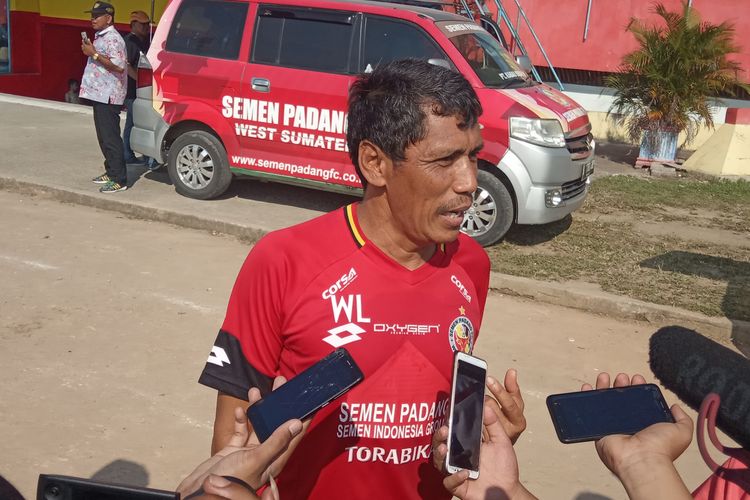 Weliansyah diwawancarai sejumlah awak media usai mengelar latihan di Stadion H.  Agus Salim Padang