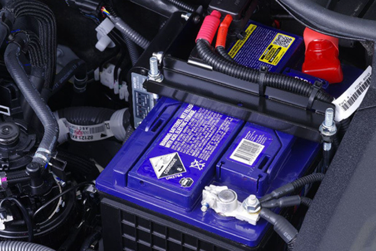 Ilustrasi baterai auxiliary 12 volt pada mobil hybrid.