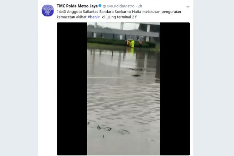 Genangan air di jalanan sekitar terminal 2 Bandara Soekarno-Hatta, Kamis (15/2/2018).