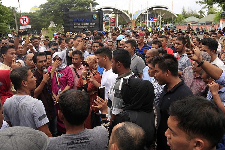 Setelah melakukan aksi di depan Masjid Raya Baiturrahaman Banda Aceh, ratusan massa yang melakukan aksi untuk mendesak KPK segera membebaskan Irwandi Yusuf, kembali melakukan aksi ke Bandara Internasional,  Sultan Iskandar Blang Bintang Aceh Besar. Senin (9/7/2018). Namun rombongan massa yang ingin memasuki bandara dicegat oleh aparat polisi, sehingga akses penumpang ke bandara terpaksa harus masuk melalui pintu samping, karena massa melakukan aksi di pintu gerbang utama bandara.