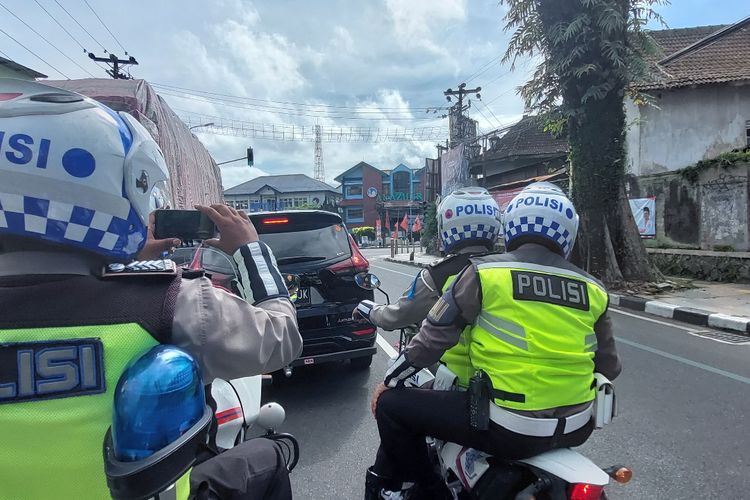 Anggota Satlantas Polres Salatiga merekam potensi pelanggaran lalu lintas yang terjadi.