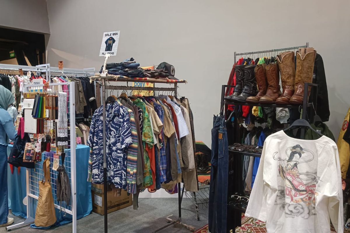 Beberapa booth yang menjual pakaian bekas dalam acara Sunday Space Market di MGP Space, Jakarta, Minggu (9/6/2024).
