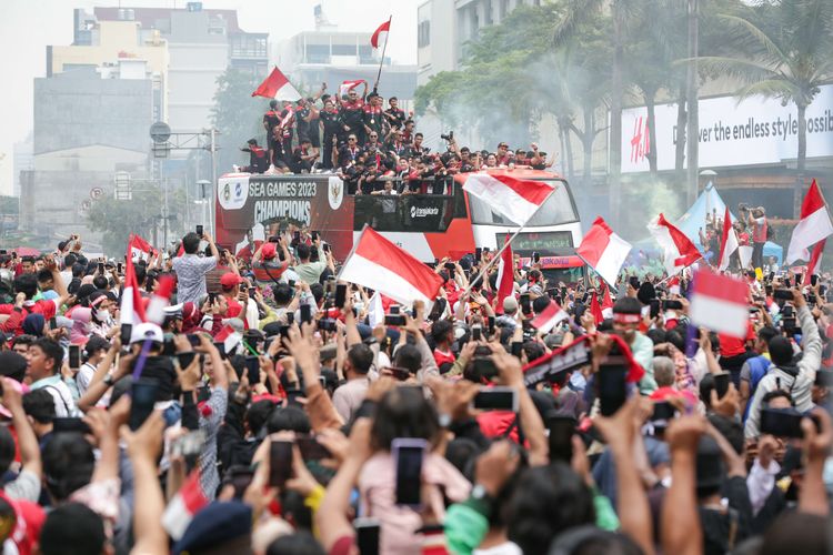 Pawai Timnas Skuad Garuda Muda disambut mayarakat di Budaran Hotel Indonesia, Jakarta, Jumat (19/5/2023).  Timnas U22 Indonesia berhasil meraih medali emas SEA Games 2023.