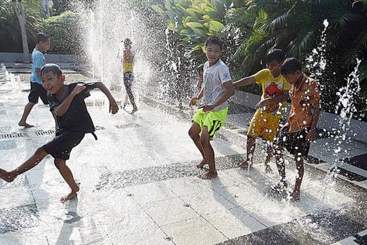 Air mancur di depan  Balai Kota Surabaya menjadi tempat bermain anak-anak, seperti terlihat Sabtu (23/7/2016).