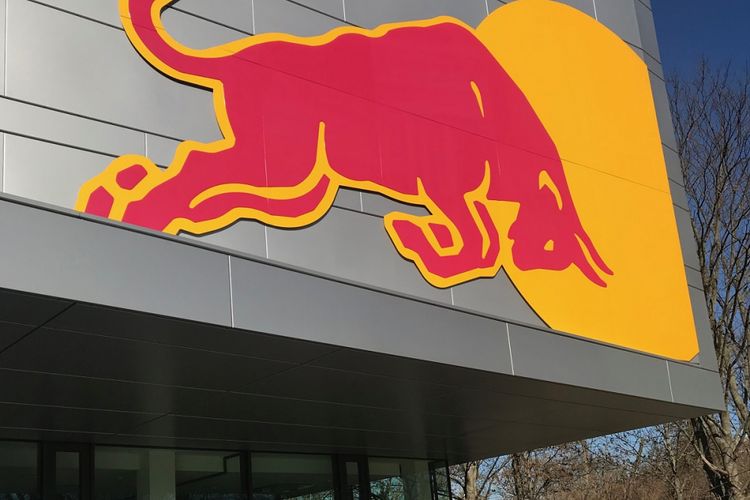 Logo Red Bull terlihat jelas di pusat pelatihan RB Leipzig. Foto diambil saat Kompas.com melakukan Bundesliga Media Visit, 24 Februari 2019. 