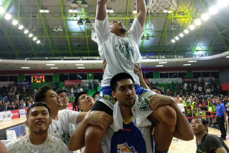 Para pemain Satria Muda merayakan keberhasilan menjuarai IBL 2018 setelah mengalahkan Pelita Jaya di GOR Mahasiswa Soemantri Brodjonegoro, Jakarta, Minggu (22/4/2018).