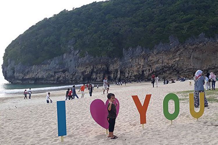 Ombak Tebing Pantai Babah Dua di Lhoknga, Aceh Besar, Aceh. 

 