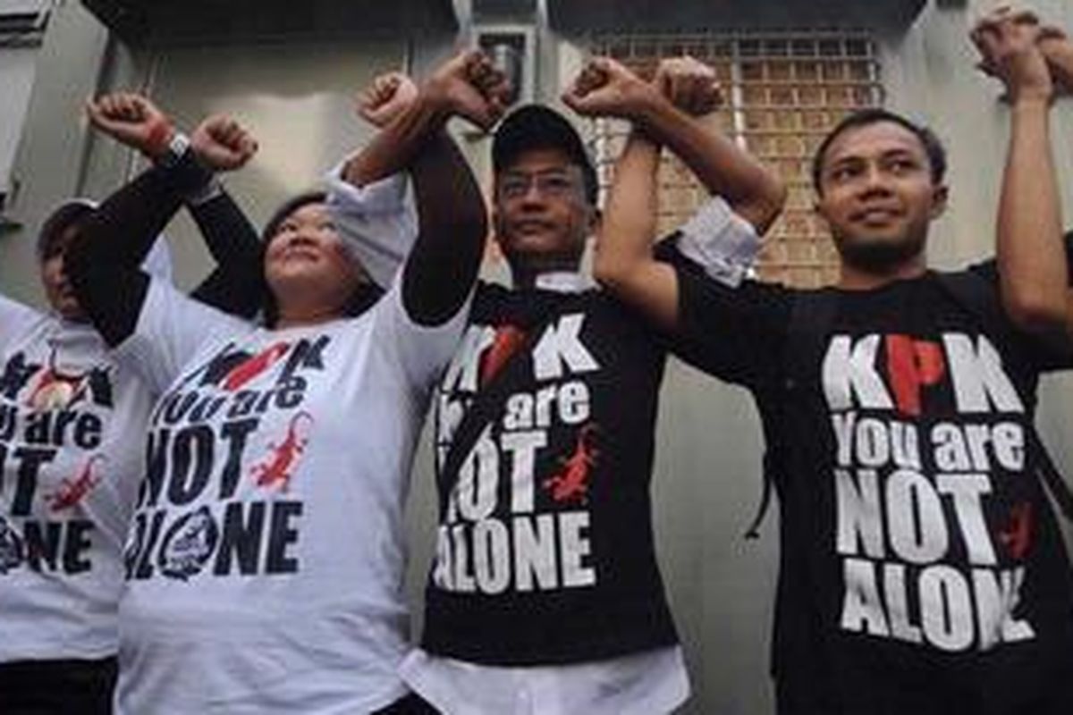 Puluhan aktivis Cinta Indonesia Cinta Anti Korupsi (Cicak) menggelar aksi rantai manusia di depan kontainer yang berisi barang sitaan hasil penggeledahan KPK di Gedung Korlantas Polri, di Gedung KPK, Jakara, Minggu (5/8/2012). 