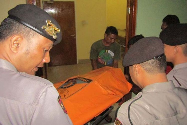Jenazah anggota Polres Aceh Barat ketika dibawa ke RS Cut Nyak Dhien Meulaboh, Selasa (17/4/2018) malam.
