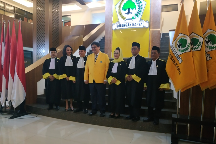 Ketua Umum Partai Golkar Airlangga Hartarto melantik Hakim Mahkamah Partai Golkar Masa Bakti 2019-2024 di kantor DPP Partai Golkar, Jalan Anggrek Neli Murni, Slipi, Jakarta, Jumat (28/2/2020).