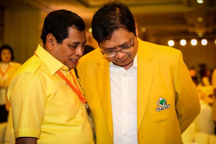 Ketua Umum DPP Partai Golkar, Airlangga Hartarto berbincang bersama Ketua Harian DPP Partai Golkar Nurdin Halid saat pembuka Rapat Pimpinan Nasional (Rapimnas) Partai Golkar di JCC, Senayan, Jakarta, Senin (18/12/2017). Rapimnas tersebut merupakan kelanjutan dari rapat pleno pada Rabu (13/12/2017) yang telah memilih Airlangga Hartarto selaku Ketua Umum Golkar menggantikan Setya Novanto sebagai pengisi jabatan lowong.