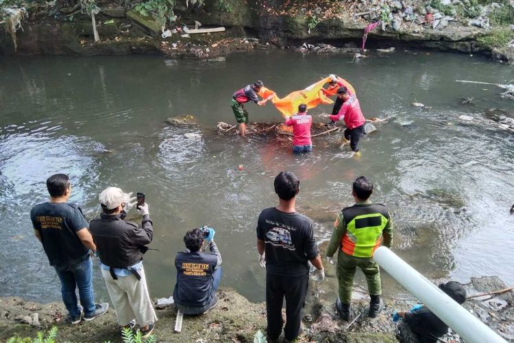 Evakuasi potongan tubuh manusia yang hanyut di anak Sungai Bengawan Solo, pada Minggu (21/5/2023).