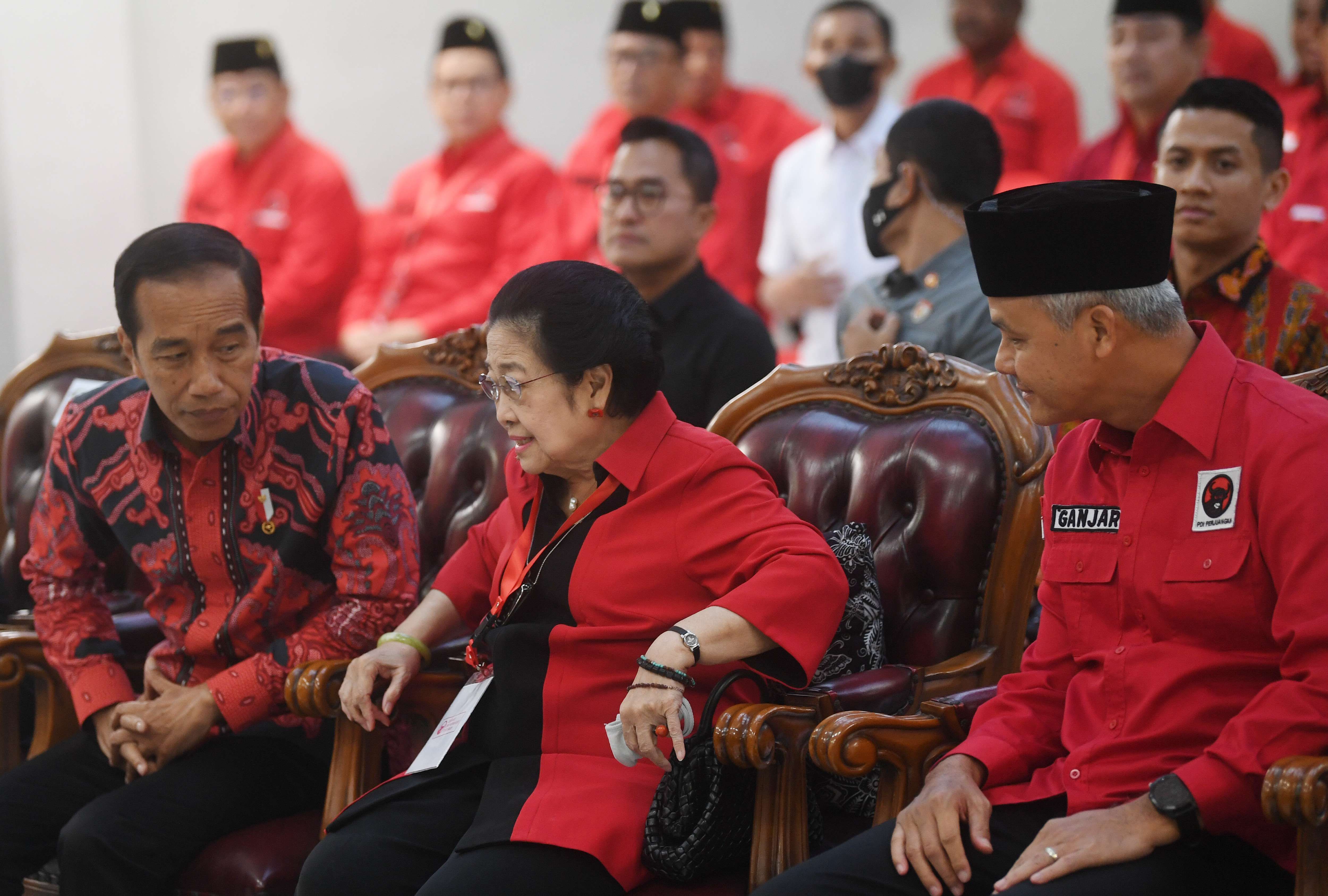 Ketika Jokowi dan Megawati Tunjukkan Kekompakan Dukung Ganjar di Rakernas PDI-P...