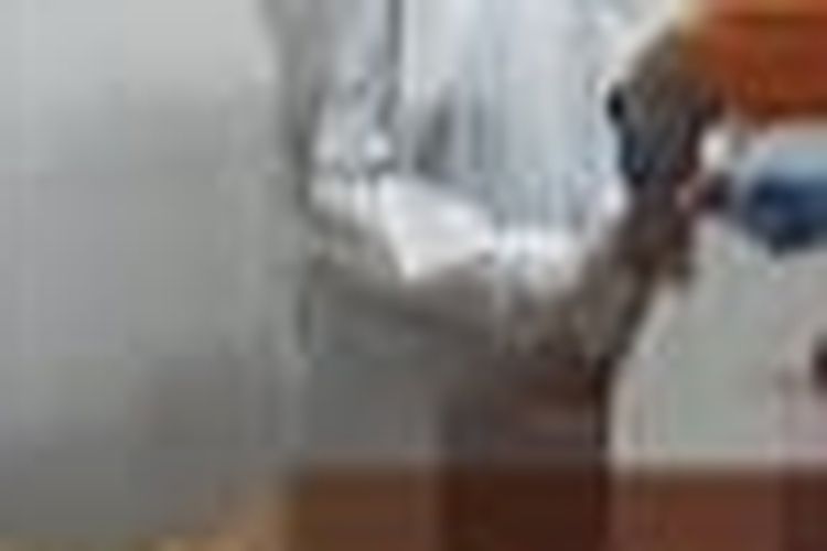 Penanganan terhadap jasad Jumawi (57), warga Dusun Panapan, Desa Sopet, Kecamatan Jangkar, Kabupaten Situbondo, Provinsi Jawa Timur yang ditemukan tewas bersimbah darah setelah dianiaya tetangganya pada Sabtu (24/5/2025). 