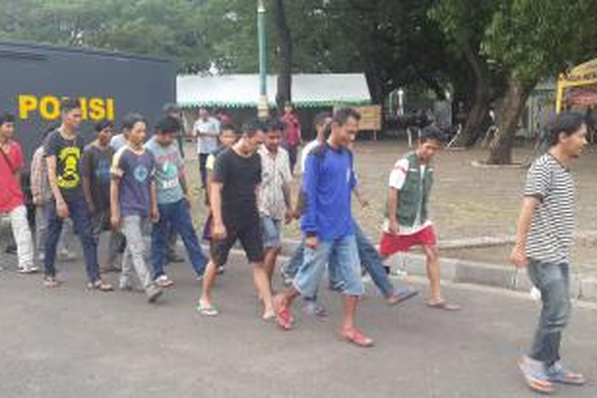 Preman yang dirazia Polsek Gambir diberikan arahan untuk latihan baris berbaris di Monumen Nasional (Monas), Jakarta Pusat, Senin (4/5/2015). Selain itu, preman tersebut juga sempat disuruh untuk hormat ke arah Monas.