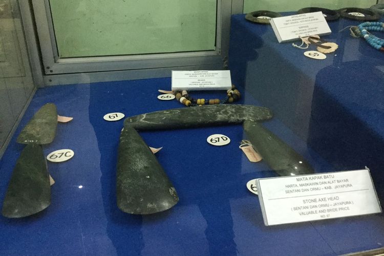Kapak batu, merupakan salah satu benda pembayaran maskawin masyarakat di Sentani, Kabupaten Jayapura, Papua yang dikeloleksi dan menjadi benda budaya di museum tertua tersebut.