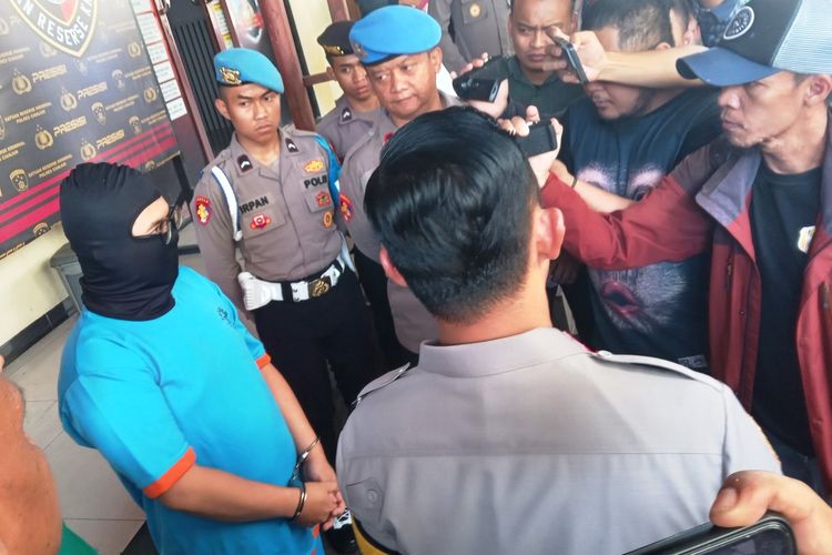 YD alias AD (24) pelaku BDSM diamankan polisi atas dugaan pembunuhan terhadap pasangannya yang ditinggalkan tewas di sebuah kamar hotel di kawasan Puncak, Cianjur, Jawa Barat.