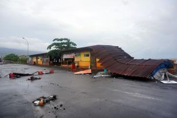 Angin yang disertai hujan membuat beberapa bangunan yang berada di tepi laut Manado, Sulawesi Utara, rusak. Ombak juga membuat lahan reklamasi amblas. Gambar diambil pada Selasa (30/12/2014).