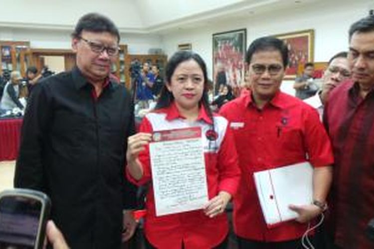 Ketua Bappilu PDI-P Puan Maharani saat menunjukkan surat perintah harian dari Megawatu Soekarnoputri, Jumat (14/3/2014), di Jakarta.