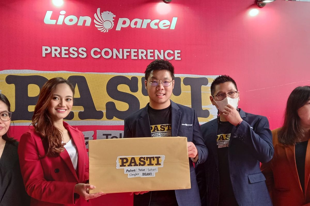 Chief Executive Officer Lion Parcel Farian Kirana (di tengah) dalam peluncuran program baru Lion Parcel Pasti di Roti Romi, Kemang, Jakarta Selatan, Selasa (8/11/2022).