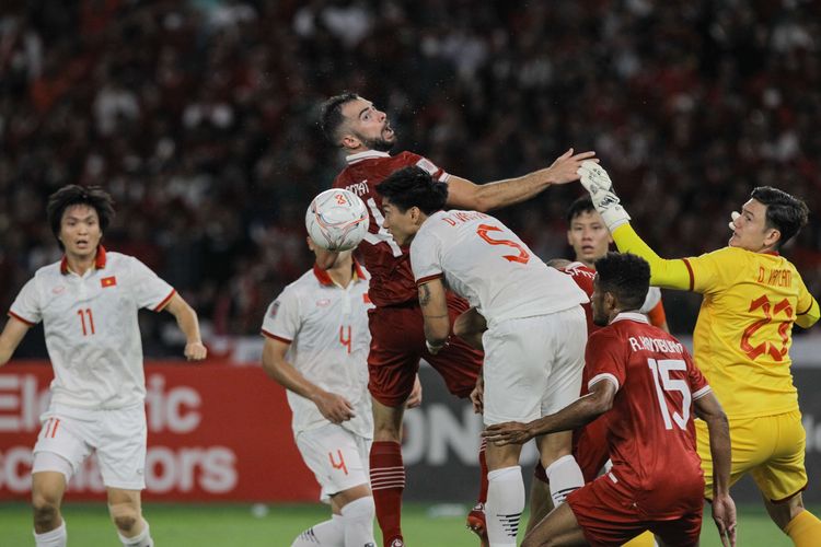 Pemain timnas Indonesia berebut bola dengan timas Vietnam pada leg pertama semifinal Piala AFF 2022 di Stadion Utama Gelora Bung Karno (SUGBK), Jakarta, Jumat (6/1/2023). Pertandingan ini berakhir dengan skor 0-0. Selanjutnya, Indonesia akan bertandang ke Vietnam untuk melakoni leg kedua pada Senin (9/1/2023) malam WIB.