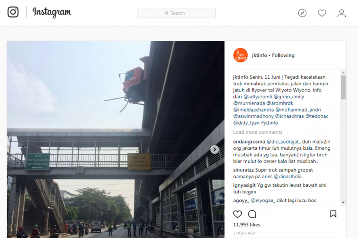 Sebuah truk sampah milik Dinas Lingkungan Hidup DKI Jakarta mengalami kecelakaan tunggal di Jalan Layang Tol Plumpang arah Ancol, Kelapa Gading, Senin (11/6/2018).