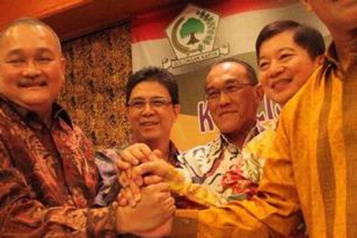 Dari kiri ke kanan, Calon Gubernur DKI Jakarta, alex Noerdin, Ketua Umum Partai Damai Sejahtera, Denny Tewu, Ketua Umum Partai Golkar, Aburizal Bakrie, Wakil Ketua Umum PPP, Suharso Manoarfa, dan Calon Wakil Gubernur DKI Jakarta, Nono Sampono saat deklarasi pasangan calon tersebut di Hotel Sultan, Jakarta Pusat, Kamis (8/3/2012). 