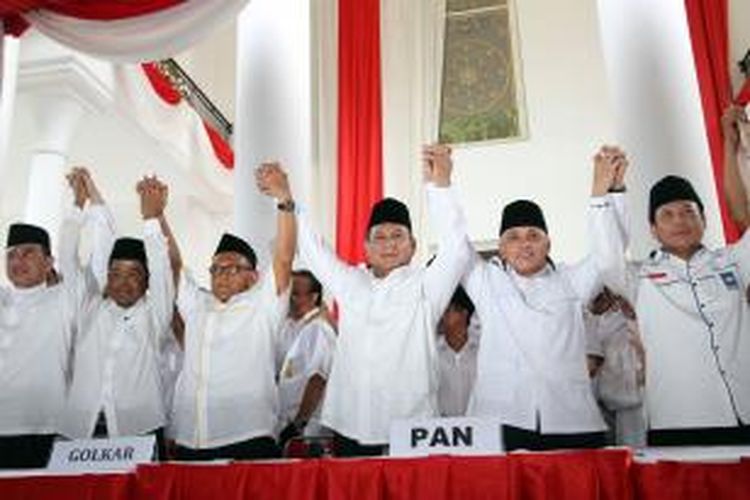 Ketua PPP Suryadharma Ali, Sekjen Partai Golkar Idrus Marham, Ketua Umum Golkar Aburizal Bakrie, Capres Prabowo Subianto, Cawapres Hatta Rajasa, dan Sekjen PAN Taufik Kurniawan (kiri ke kanan) saling berpegangan tangan usai menandatangani kesepakatan antar-partai pendukung di Rumah Polonia, Jakarta, Selasa (20/5/2014). Pasangan yang diusung Partai Gerindra tersebut juga didukung oleh PKS, PPP, Golkar, PAN, dan PBB.