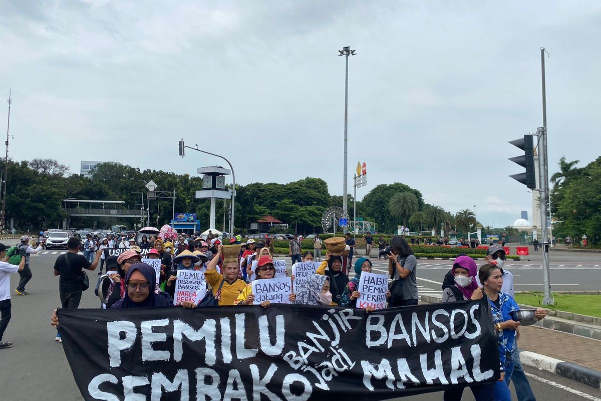 Massa aksi yang terdiri atas emak-emak dari Gerakan Keadilan Rakyat (GKR) yang lakukan longmarch dari depan Patung Kuda menuju Gedung Bawaslu RI, Jalan MH Thamrin, Jakarta Pusat, Selasa (27/2/2024).