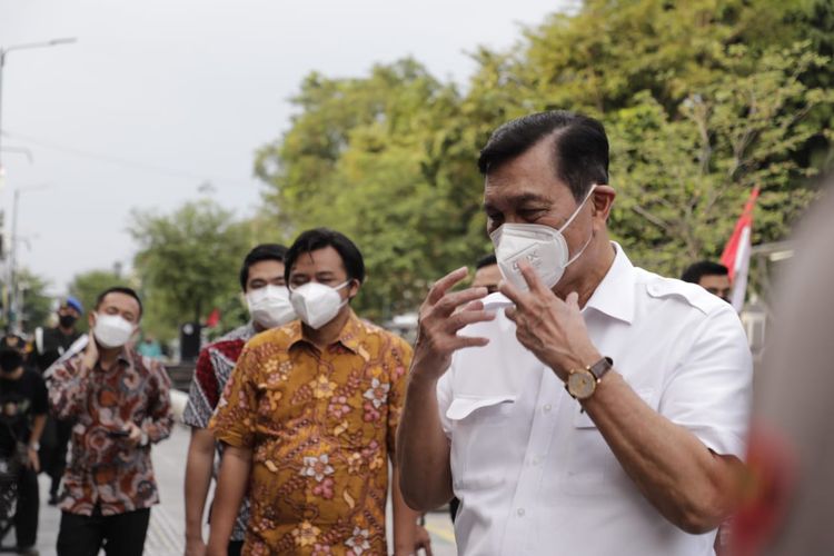 Menteri Koordinator Bidang Kemaritiman dan Investasi Luhut Pinsar Pantajaitan saat berkunjung ke kawasan Malioboro, Kamis (6/8/2021)