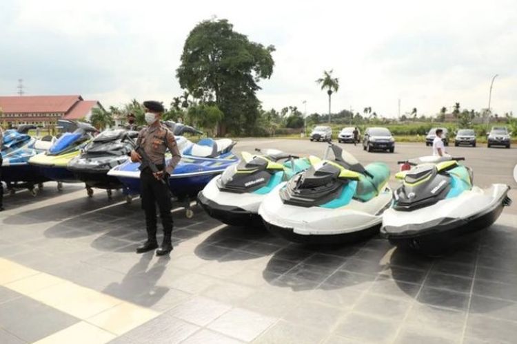 Polda Sumut menyita total aset bos judi online terbesar di Sumut, Apin BK alias Jonni, di antaranya 21 jetski, dua speedboat, dan satu kapal.