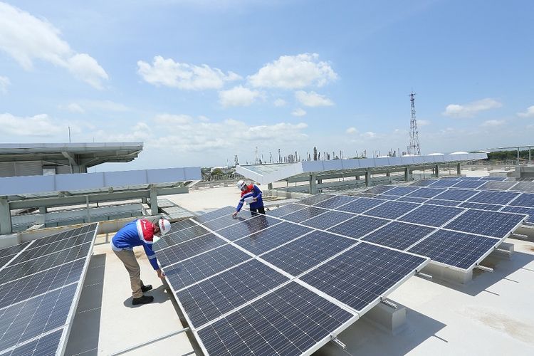 Pemasangan PLTS di lokasi operasi Pertamina Group 