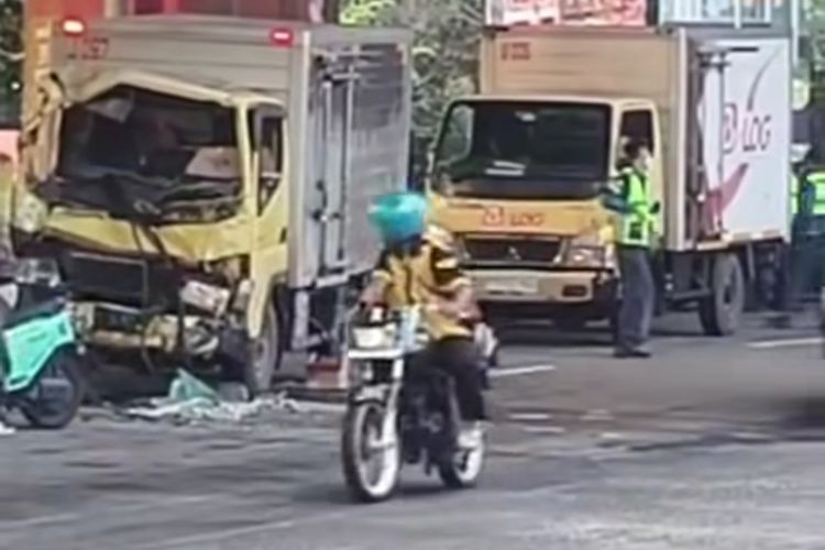 Truk Boks Tabrak Trailer di Tanjung Priok, Sopir Dilarikan ke RSUD Koja