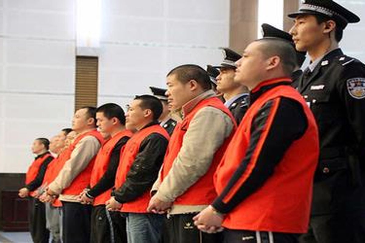 Tianqing Yang (kanan) bersama pengikut setianya diadili di Pengadilan Rakyat Chongqing. Pengadilan menjatuhkan hukuman mati untuk Yang dan Liu Chenghu kemarin. Dua anggota geng lainnya dijatuhi hukuman mati dengan penangguhan dua tahun dan lima orang lainnya menerima hukuman penjara dari 11 tahun hingga seumur hidup.