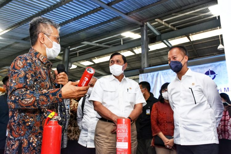 Menteri Perindustrian Agus Gumiwang Kartasasmita mendampingi Menteri Koordinator Bidang Kemaritiman dan Investasi Luhut Binsar Pandjaitan saat mengunjungi PT Yogya Presisi Teknikatama Industri (PT. YPTI), 