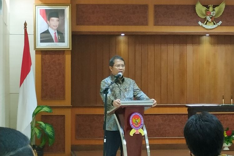 Menteri Komunikasi dan Informatika (Kominfo)
Rudiantara (kiri) memberikan keterangan kepada awak media di Kantor KPPU, Jakarta, Rabu (2/9/2019).